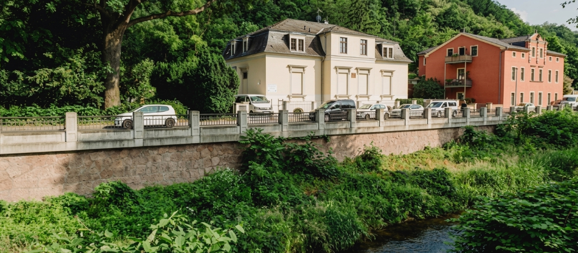 Haus von aussen und FLuss davor